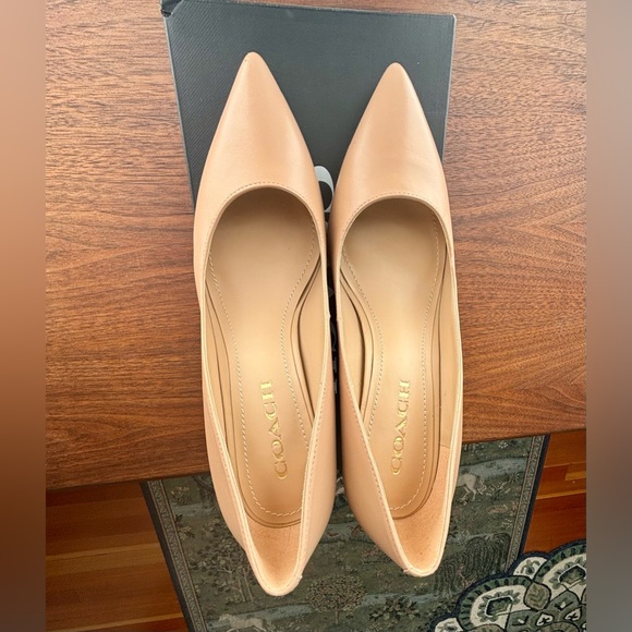 Wiley leather Coach pumps size 8 nude tan camel - Picture 9 of 14
